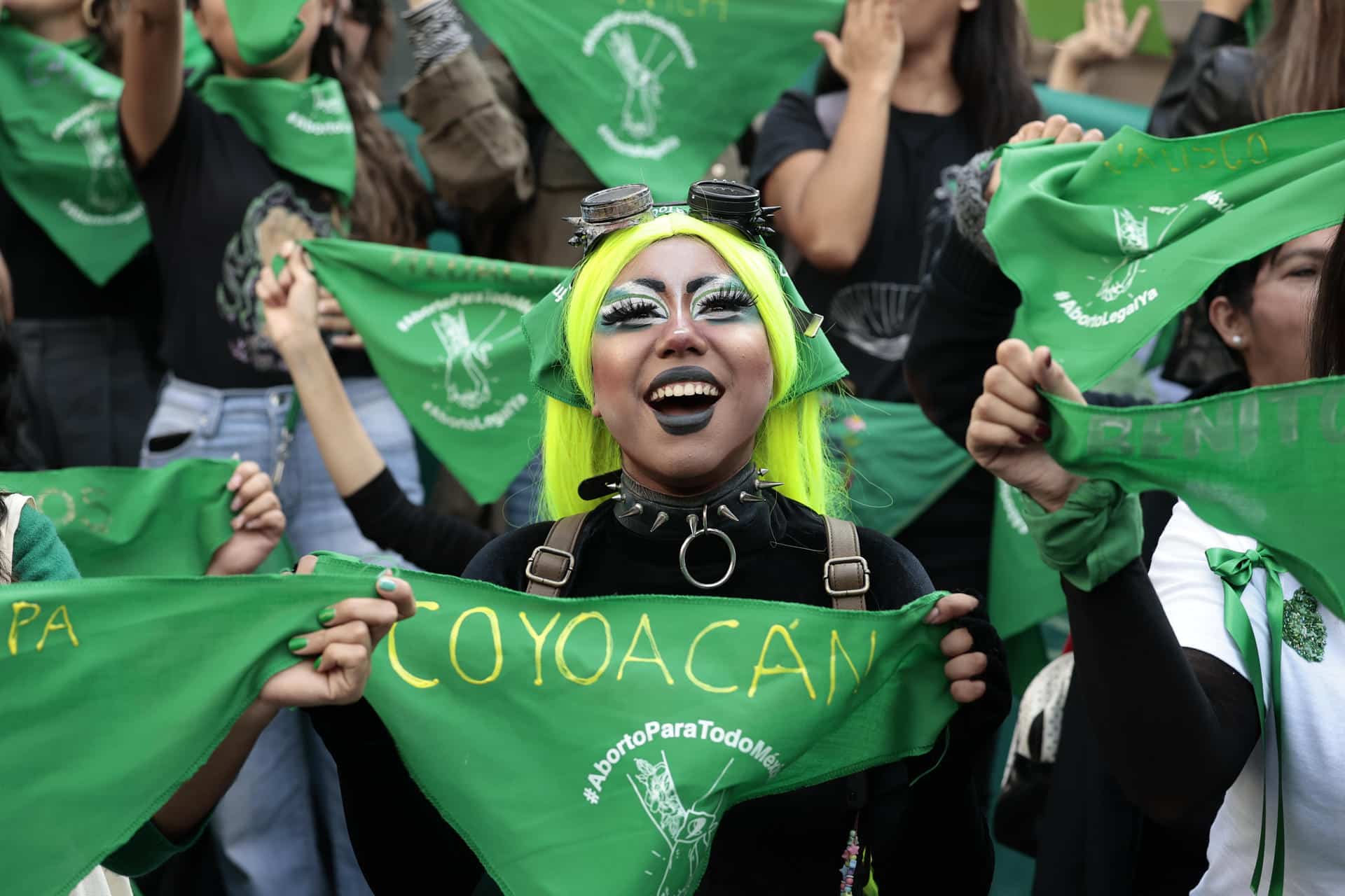 Integrantes de organizaciones proaborto se manifiestan este jueves, para exigir la eliminación del aborto del Código Penal, en la Ciudad de México (México). EFE/ José Méndez