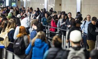 Pasajeros de aerolíneas esperan en fila para pasar por seguridad el día antes del Día de Acción de Gracias, tradicionalmente uno de los días de viaje más ocupados del año, en el Aeropuerto Nacional Ronald Reagan de Arlington, Virginia, EE. UU., 27 de noviembre de 2024. EFE/Jim Lo Scalzo