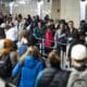 Pasajeros de aerolíneas esperan en fila para pasar por seguridad el día antes del Día de Acción de Gracias, tradicionalmente uno de los días de viaje más ocupados del año, en el Aeropuerto Nacional Ronald Reagan de Arlington, Virginia, EE. UU., 27 de noviembre de 2024. EFE/Jim Lo Scalzo