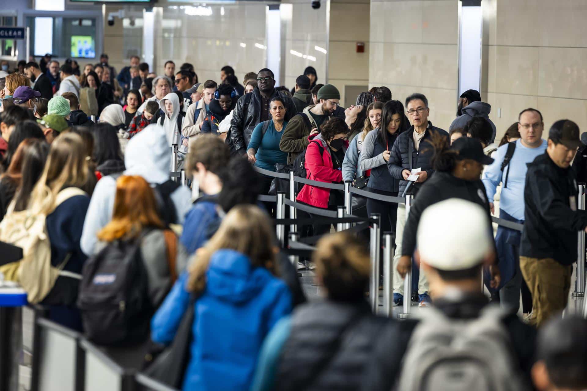 Pasajeros de aerolíneas esperan en fila para pasar por seguridad el día antes del Día de Acción de Gracias, tradicionalmente uno de los días de viaje más ocupados del año, en el Aeropuerto Nacional Ronald Reagan de Arlington, Virginia, EE. UU., 27 de noviembre de 2024. EFE/Jim Lo Scalzo