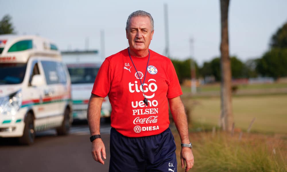 El seleccionador de Paraguay, Gustavo Alfaro, durante un entrenamiento en el Centro de Alto Rendimiento (Carde) en Ypané (Paraguay). EFE/ Juan Pablo Pino