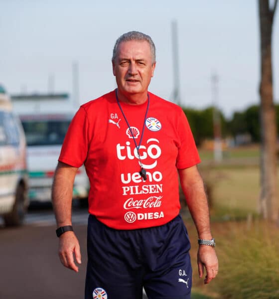 El seleccionador de Paraguay, Gustavo Alfaro, durante un entrenamiento en el Centro de Alto Rendimiento (Carde) en Ypané (Paraguay). EFE/ Juan Pablo Pino