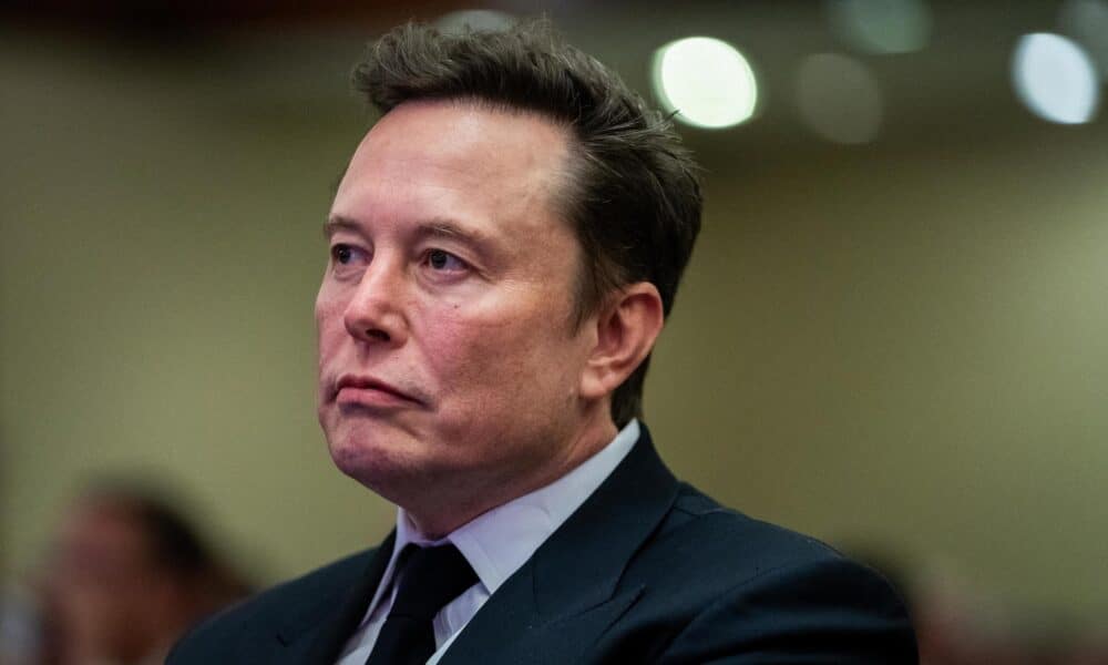 Elon Musk escucha al presidente electo de EE.UU., Donald Trump, durante una reunión con los republicanos de la Cámara de Representantes en el Hotel Hyatt Regency, este jueves en Washington (EE.UU.). EFE/Allison Robbert