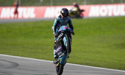 El colombiano David Alonso celebra su victoria en el Gran Premio Barcelona Solidaridad de Moto3. EFE/ Siu Wu