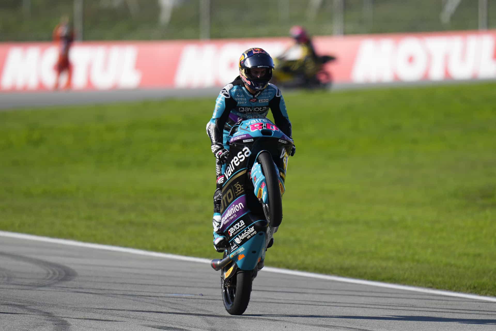 El colombiano David Alonso celebra su victoria en el Gran Premio Barcelona Solidaridad de Moto3. EFE/ Siu Wu