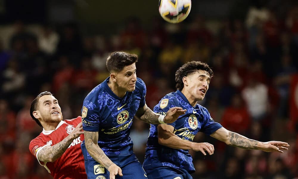 Jesús Angulo (i) de Toluca disputa el balón con los jugadores del América Paul Rodríguez (c) y Alejandro Zendejas (d) este sábado, en partido de la jornada 17 del torneo Apertura mexicano jugado en el estadio Nemesio Diez. EFE/ Alex Cruz