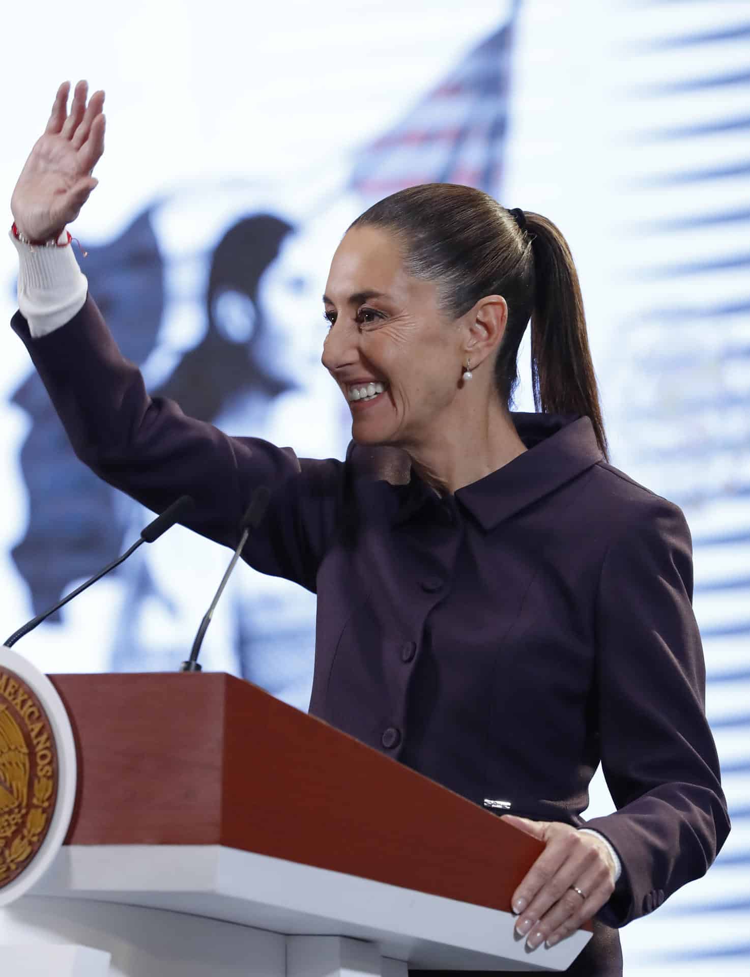 La presidenta de México, Claudia Sheinbaum, reacciona durante su conferencia de prensa este jueves, en el Palacio Nacional de la Ciudad de México (México). EFE/ Mario Guzmán