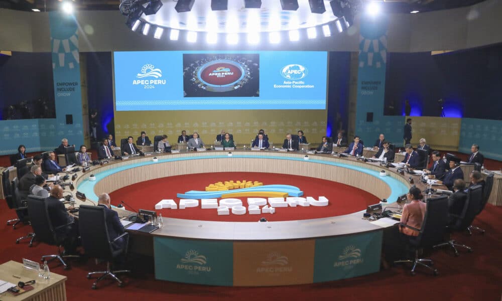 Fotografía cedida por la Presidencia de Perú de la reunión de los líderes de las economías APEC, este sábado, en Lima (Perú). EFE/ Presidencia de Perú