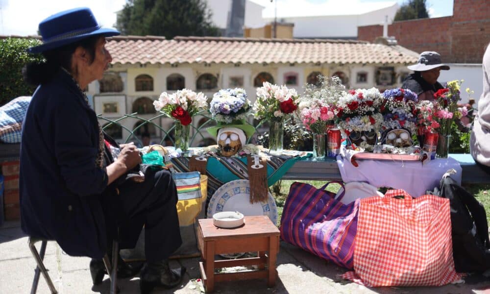 Mujeres participan durante la celebración de las "ñatitas" o cráneos humanos en el cementerio general este viernes en La Paz (Bolivia). EFE/Luis Gandarillas