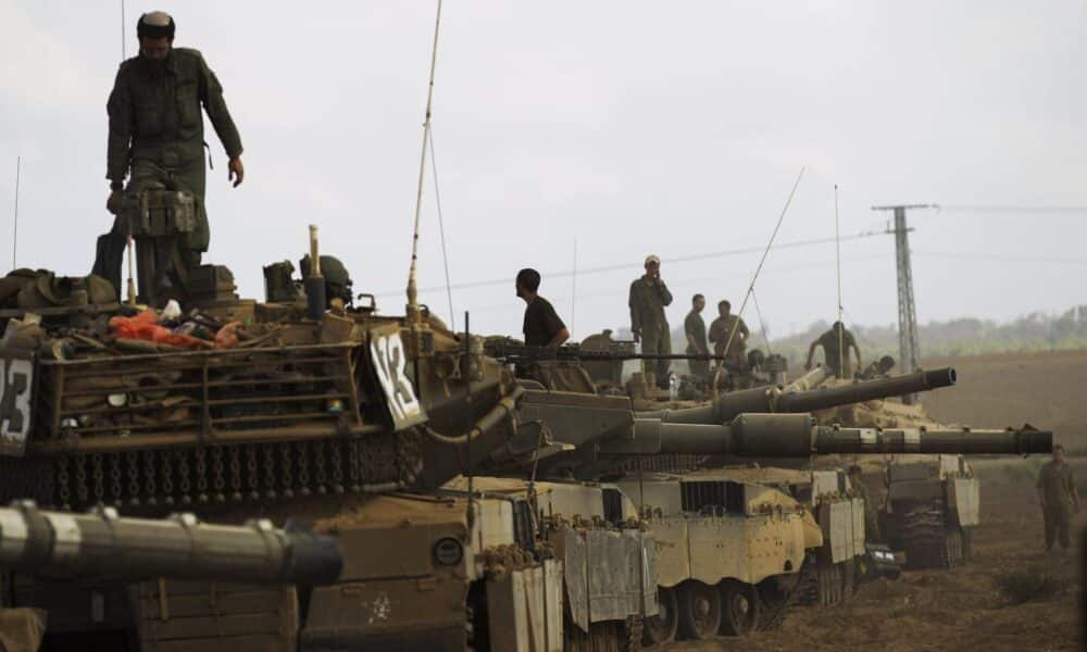 Soldados israelíes en carros de combate al este de Jan Yunis. EFE/Atef Safadi