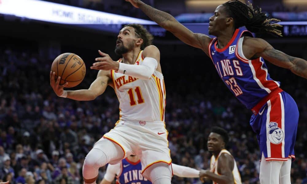 El base de los Atlanta Hawks Trae Young (I) se dirige al aro mientras el base de los Sacramento Kings Keon Ellis (D) lo defiende durante el partido de la NBA entre los Atlanta Hawks y los Sacramento Kings. EFE/EPA/JOHN G. MABANGLO SHUTTERSTOCK OUT