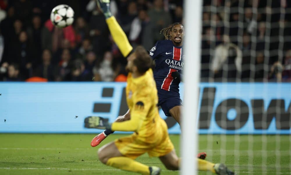 Oblak hace una parada ante Barcola. EFE/EPA/YOAN VALAT