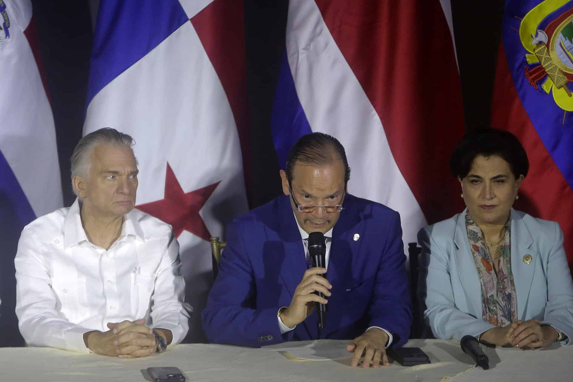 Roberto Álvarez (i), ministro de Relaciones Exteriores de República Dominicana; Arnoldo André Tinoco, ministro de Relaciones Exteriores y Culto de Costa Rica (c), y Gabriela Sommerfeld, ministra de Relaciones Exteriores y Movilidad de Ecuador, participan en una rueda de prensa este 8 de noviembre de 2024 en Ciudad de Panamá (Panamá). EFE/ Carlos Lemos