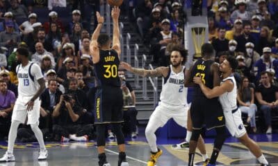 El base de los Golden State Warriors Stephen Curry (I) lanza un tiro de tres puntos contra los Dallas Mavericks durante el partido del torneo Emirates NBA Cup entre los Dallas Mavericks y los Golden State Warriors en San Francisco. EFE/EPA/JOHN G. MABANGLO SHUTTERSTOCK OUT