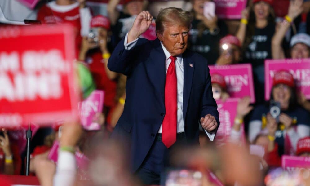 El expresidente estadounidense Donald Trump habla en un mitin en Reading, Pensilvania, EE.UU., el 4 de noviembre de 2024. EFE/EPA/WILL OLIVER