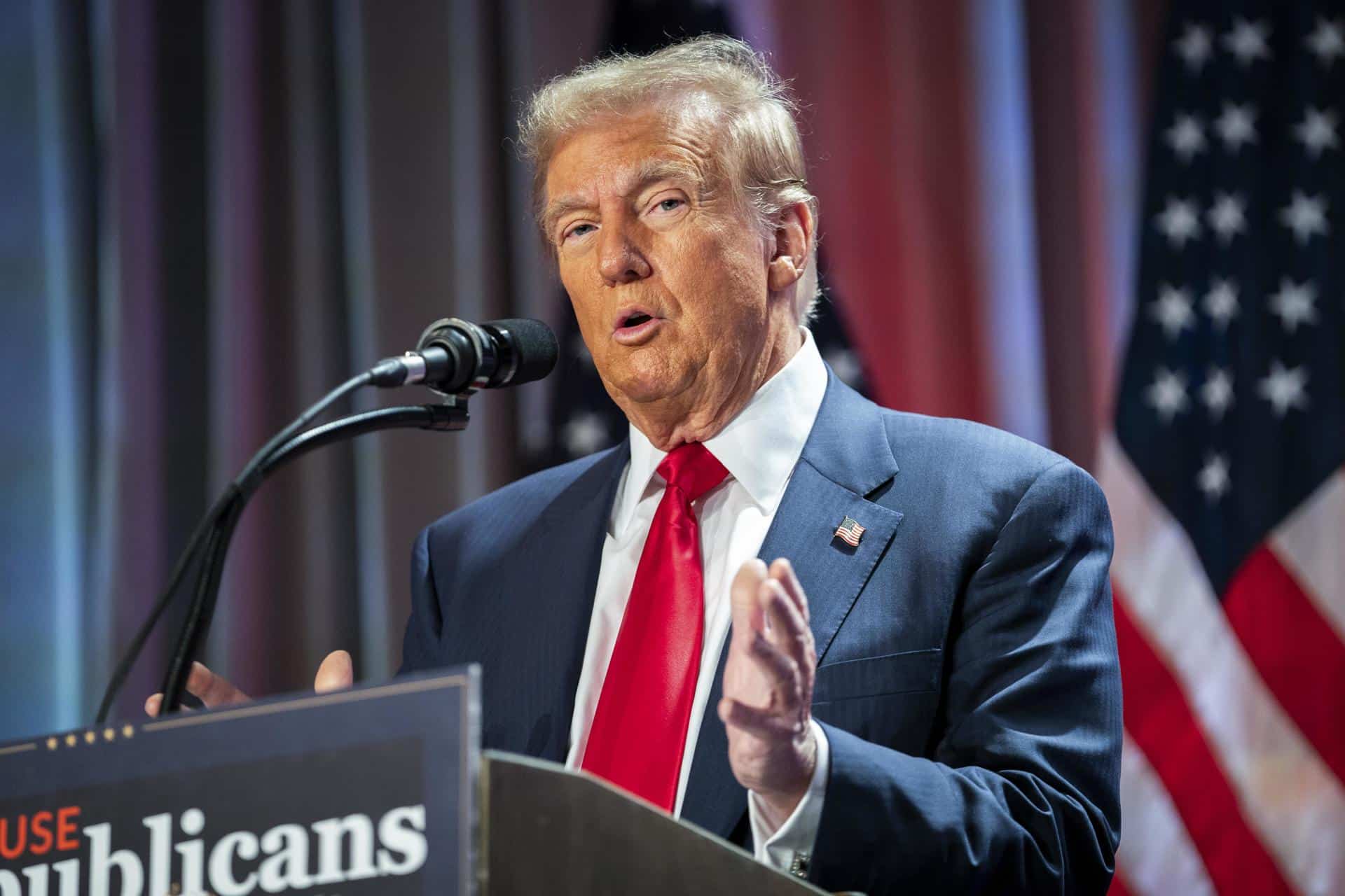 El presidente electo de Estados Unidos, Donald Trump, habla durante una reunión con los republicanos de la Cámara de Representantes en el hotel Hyatt Regency en Washington, DC, Estados Unidos, el 13 de noviembre de 2024. EFE/EPA/Allison Robbert