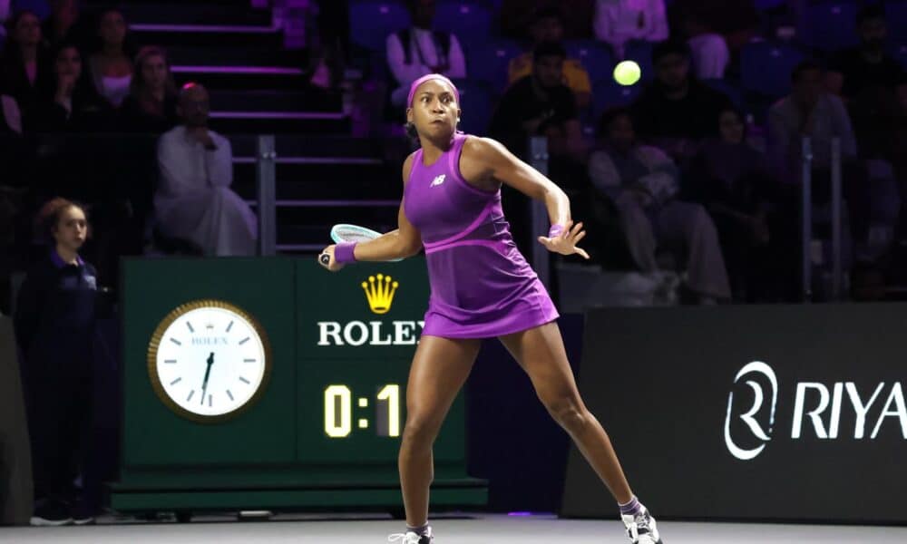 La tenista estadounidense Coco Gauff en actión durante el partido de la WTA Finals que se disputa en Riad,m Arabia Saudí. EFE/EPA/MARCIN CHOLEWINSKI