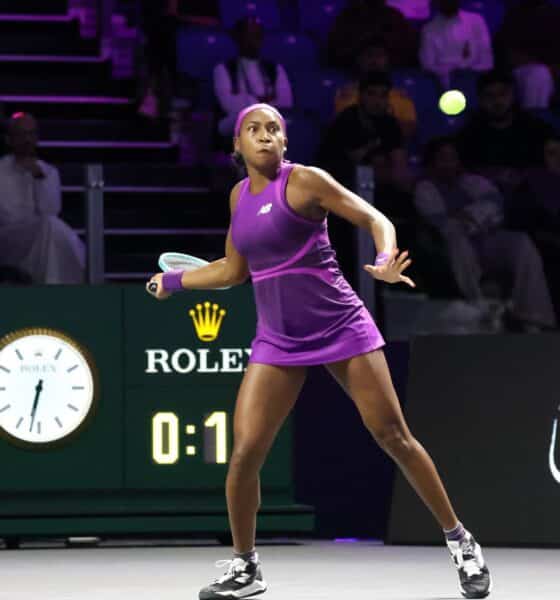 La tenista estadounidense Coco Gauff en actión durante el partido de la WTA Finals que se disputa en Riad,m Arabia Saudí. EFE/EPA/MARCIN CHOLEWINSKI