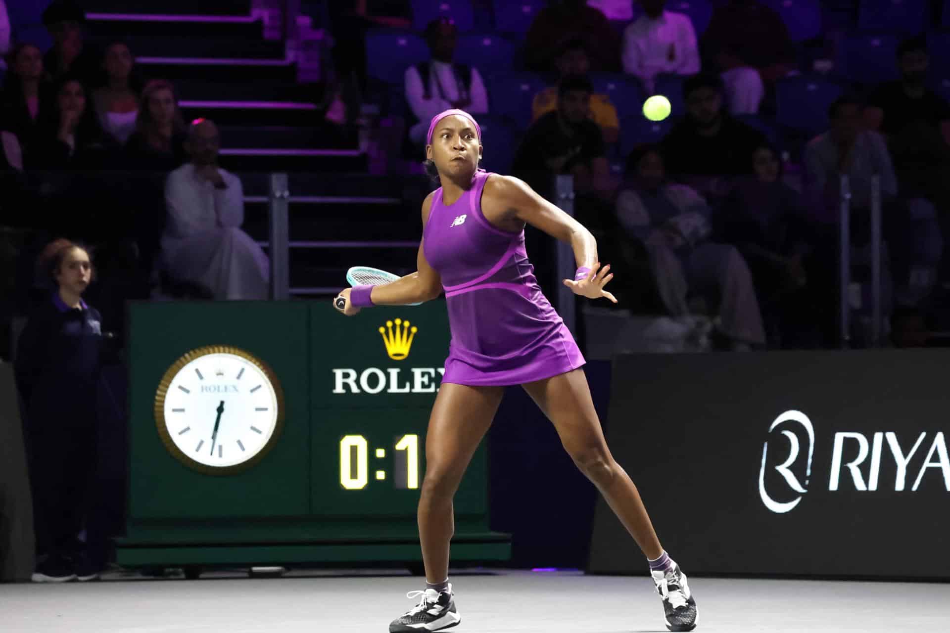 La tenista estadounidense Coco Gauff en actión durante el partido de la WTA Finals que se disputa en Riad,m Arabia Saudí. EFE/EPA/MARCIN CHOLEWINSKI