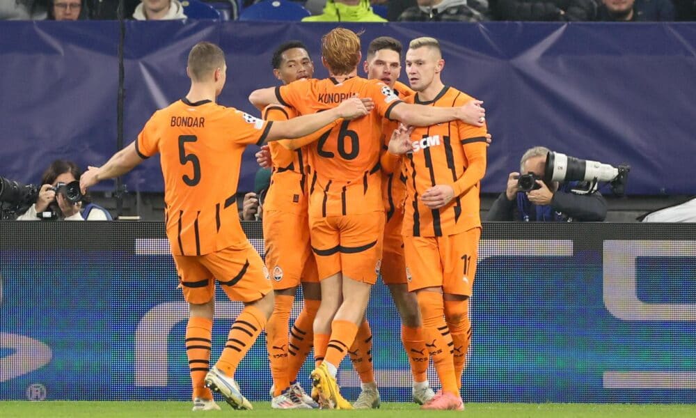 Los jugadores del Shaktar Donetsk celebran un gol durante el partido de la UEFA Champions League que han jugado FC Shaktar Donetsk y BSC Young Boys, en Gelsenkirchen, Alemania. EFE/EPA/CHRISTOPHER NEUNDORF