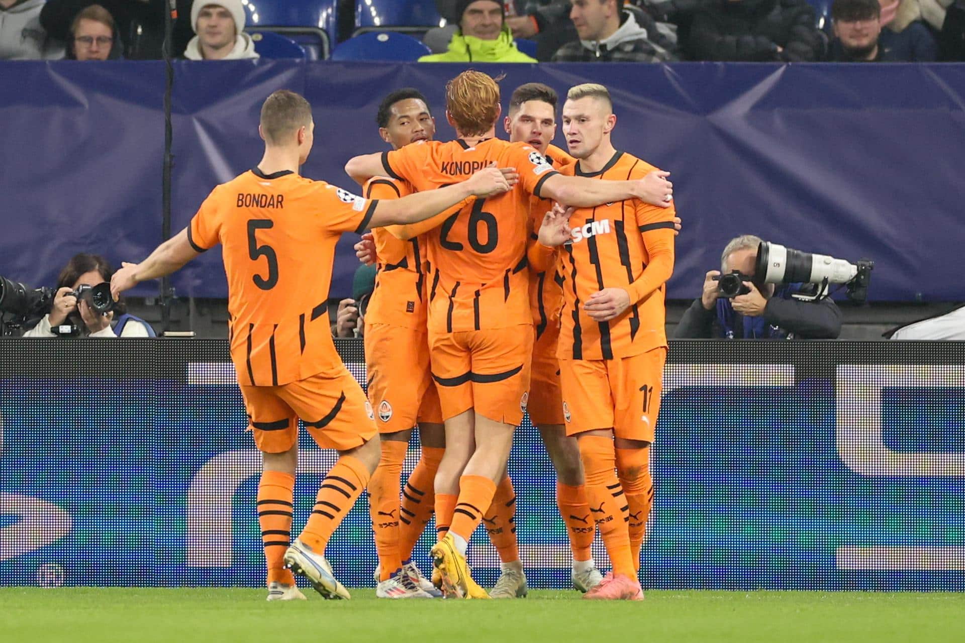 Los jugadores del Shaktar Donetsk celebran un gol durante el partido de la UEFA Champions League que han jugado FC Shaktar Donetsk y BSC Young Boys, en Gelsenkirchen, Alemania. EFE/EPA/CHRISTOPHER NEUNDORF