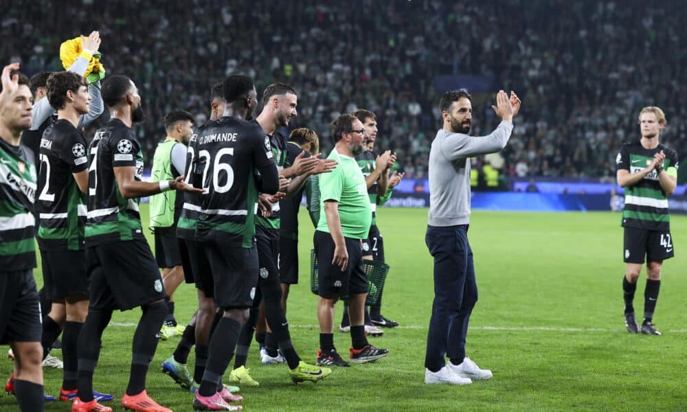 Ruben Amorim celebra con sus jugadores la victoria del Sporting de Portugal contra el Manchester City en la Liga de Campeones. EFE/EPA/JOSÉ SENA GOULÃO