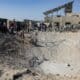 Palestinos observan los daños del bombardeo israelí contra un campamento en Yan Junis, en el sur de la Franja de Gaza, 13 de noviembre de 2024. EFE/EPA/HAITHAM IMAD