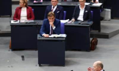 El canciller alemán Olaf Scholz (D) pronuncia un discurso frente a los miembros de la facción de Alternativa por Alemania (AfD) en el Parlamento alemán Bundestag en Berlín, Alemania, 13 de noviembre de 2024. El canciller alemán Scholz pronunció una declaración gubernamental sobre la actual situación política. (Alemania) EFE/EPA/CLEMENS BILAN