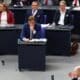 El canciller alemán Olaf Scholz (D) pronuncia un discurso frente a los miembros de la facción de Alternativa por Alemania (AfD) en el Parlamento alemán Bundestag en Berlín, Alemania, 13 de noviembre de 2024. El canciller alemán Scholz pronunció una declaración gubernamental sobre la actual situación política. (Alemania) EFE/EPA/CLEMENS BILAN