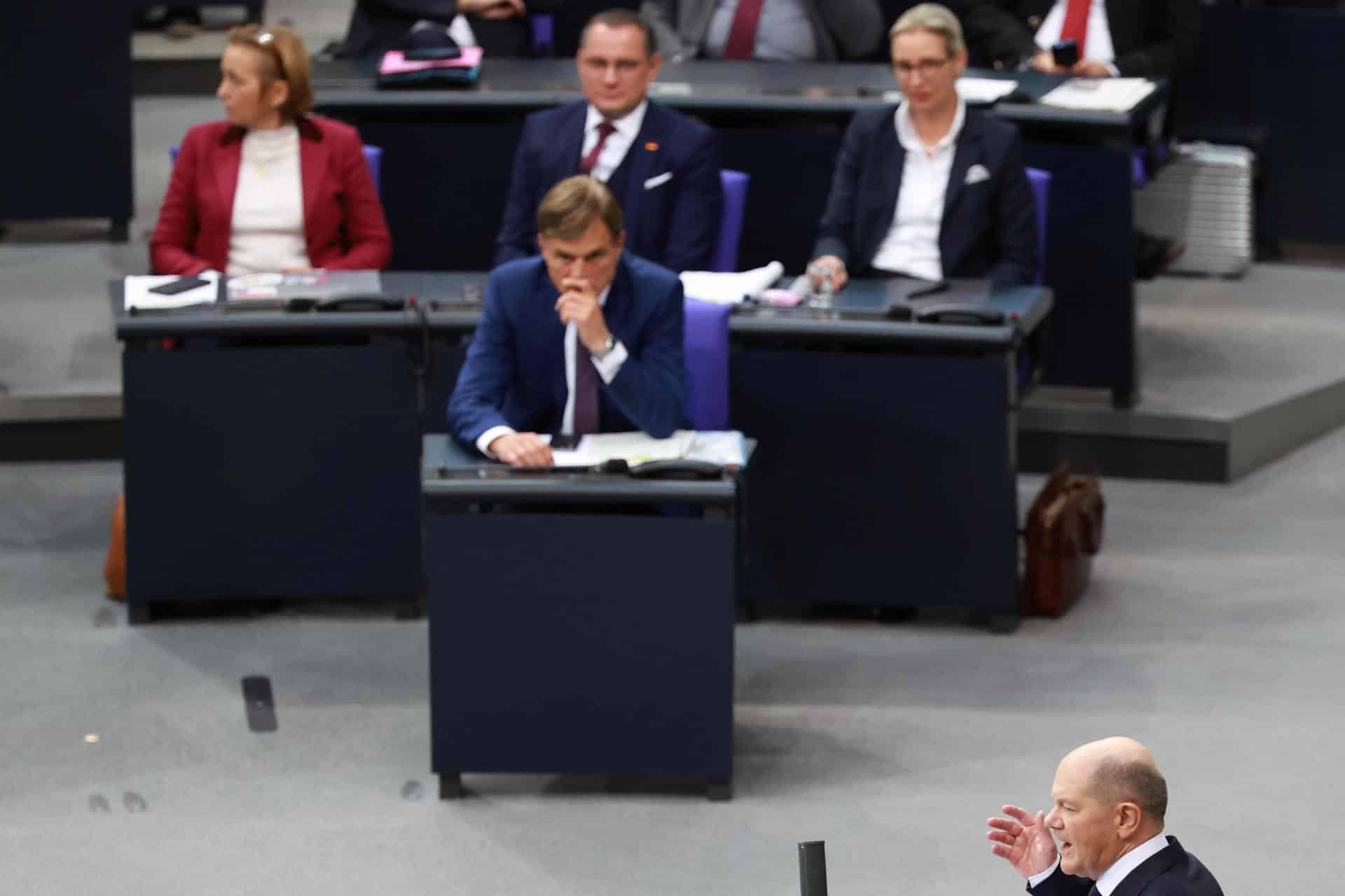 El canciller alemán Olaf Scholz (D) pronuncia un discurso frente a los miembros de la facción de Alternativa por Alemania (AfD) en el Parlamento alemán Bundestag en Berlín, Alemania, 13 de noviembre de 2024. El canciller alemán Scholz pronunció una declaración gubernamental sobre la actual situación política. (Alemania) EFE/EPA/CLEMENS BILAN