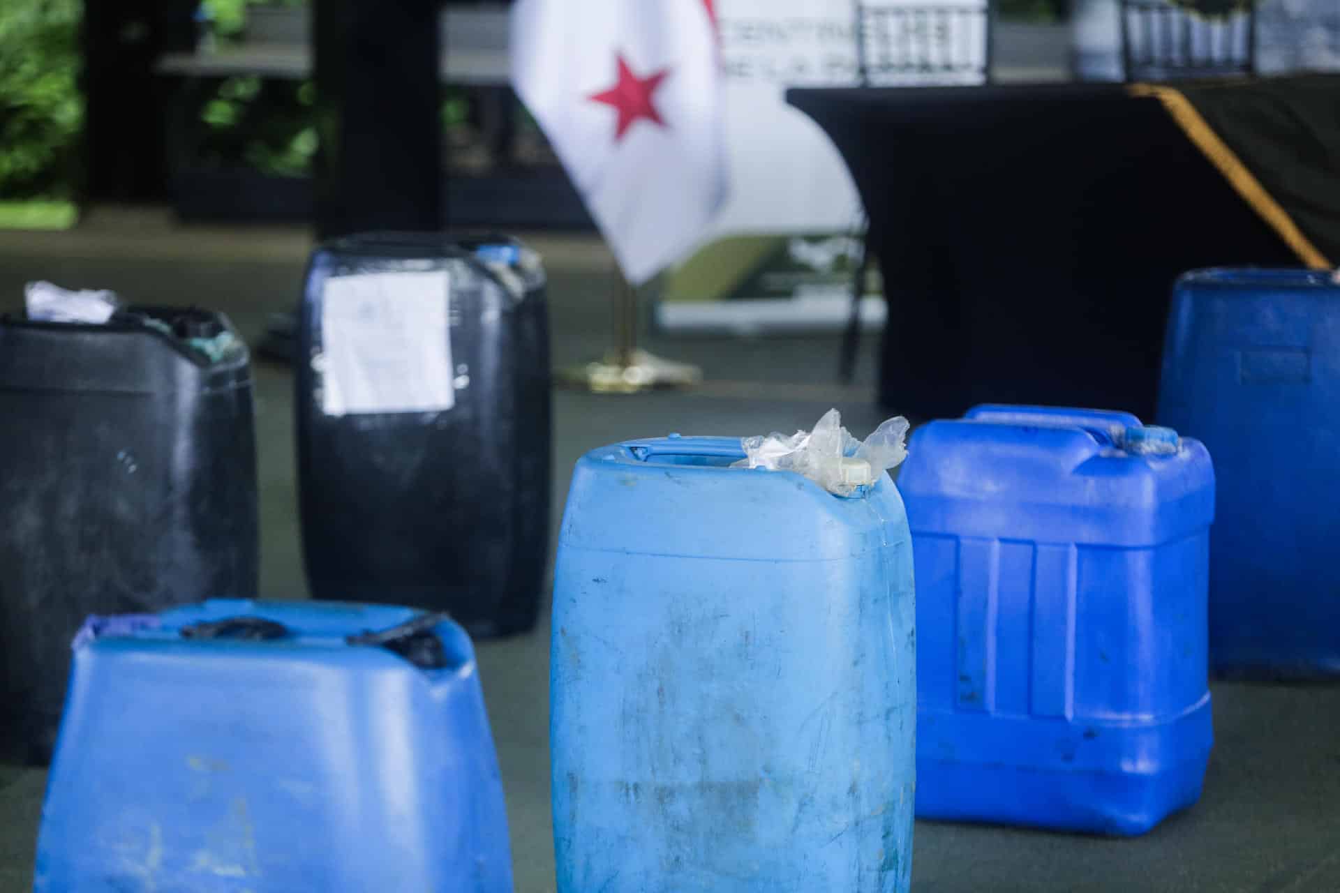 Fotografía de unos contenedores con cocaína líquida incautada por autoridades panameñas, este miércoles en Ciudad de Panamá. EFE/ Carlos Lemos