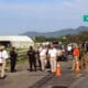 Personal del Instituto Nacional de Migración (INM) y de la Guardia Nacional (GN) bloquean una carretera ante el avance de una caravana de migrantes que caminan hacia la frontera con Estados Unidos este jueves, en el municipio de Huiixtla, en el estado de Chiapas (México). EFE/ Juan Manuel Blanco