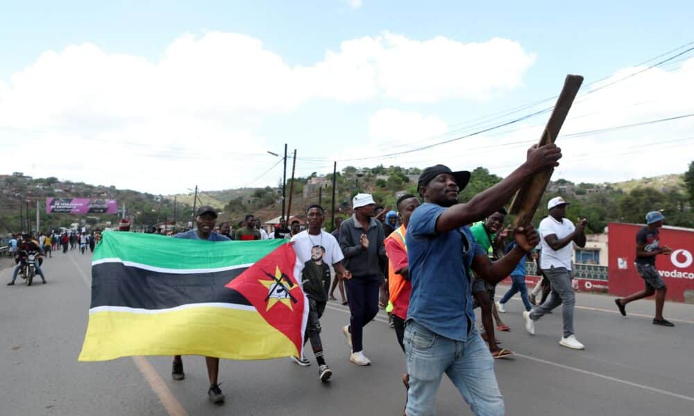 Los seguidores del candidato presidencial Venancio Mondlane protestan exigiendo la 'restauración de la verdad electoral', cortando el tráfico en Ressano García, la principal frontera entre Mozambique y Sudáfrica, fuertemente custodiada por decenas de soldados y policías, Mozambique, 14 de noviembre de 2024. La Comisión Nacional Electoral (CNE) el 24 de octubre publicó los resultados de la tabulación general de las elecciones del 09 de octubre - presidenciales, legislativas y de asambleas provinciales - anunciando la victoria del partido gobernante Frente de Liberación de Mozambique (Frelimo) con 11 escaños más en el parlamento. El candidato presidencial de Frelimo, Daniel Chapo, quien fue elegido con el 70.67 por ciento de los votos, sucederá al presidente saliente, Filipe Nyusi. Estos resultados fueron impugnados por la oposición, que alegó irregularidades. (Elections, Protests, South Africa) EFE/EPA/LUISA NHANTUMBO