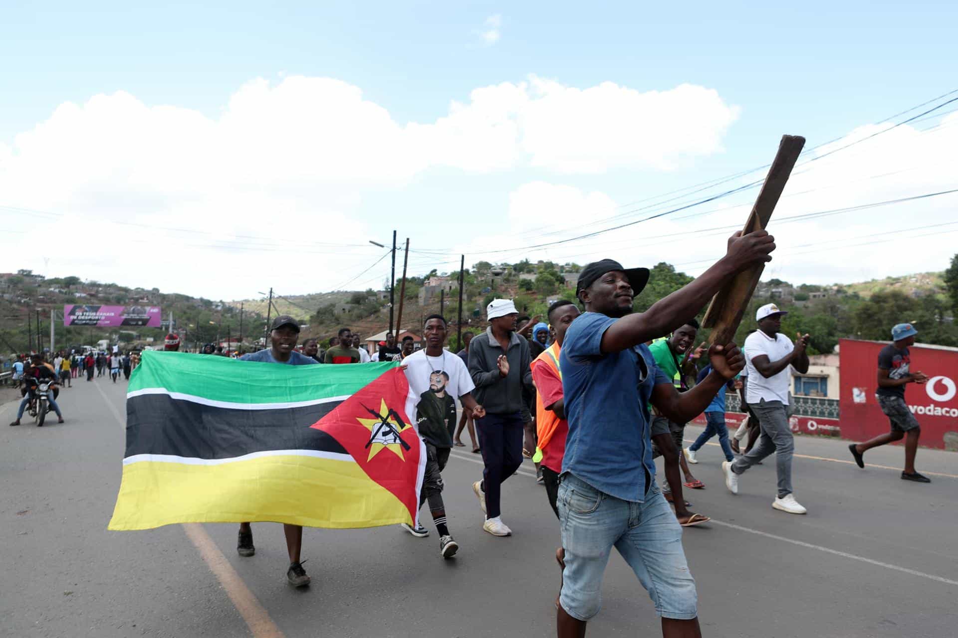 Los seguidores del candidato presidencial Venancio Mondlane protestan exigiendo la 'restauración de la verdad electoral', cortando el tráfico en Ressano García, la principal frontera entre Mozambique y Sudáfrica, fuertemente custodiada por decenas de soldados y policías, Mozambique, 14 de noviembre de 2024. La Comisión Nacional Electoral (CNE) el 24 de octubre publicó los resultados de la tabulación general de las elecciones del 09 de octubre - presidenciales, legislativas y de asambleas provinciales - anunciando la victoria del partido gobernante Frente de Liberación de Mozambique (Frelimo) con 11 escaños más en el parlamento. El candidato presidencial de Frelimo, Daniel Chapo, quien fue elegido con el 70.67 por ciento de los votos, sucederá al presidente saliente, Filipe Nyusi. Estos resultados fueron impugnados por la oposición, que alegó irregularidades. (Elections, Protests, South Africa) EFE/EPA/LUISA NHANTUMBO