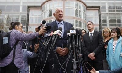 El abogado defensor penal Mark Geragos (c) habla con los medios fuera del Tribunal de Van Nuys Oeste, tras una audiencia de estado sobre si reconsiderar la condena por asesinato en primer grado de Lyle y Erik Menéndez en Los Ángeles, California, EE. UU. EFE/CAROLINE BREHMAN