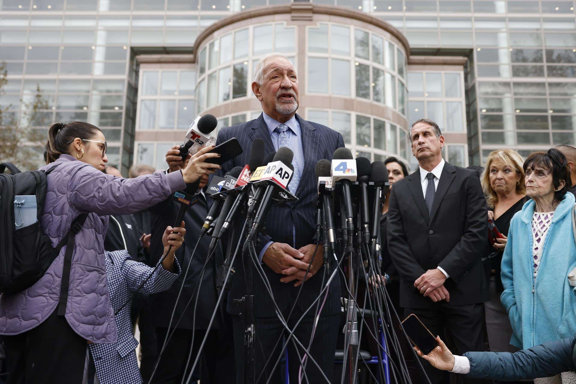 El abogado defensor penal Mark Geragos (c) habla con los medios fuera del Tribunal de Van Nuys Oeste, tras una audiencia de estado sobre si reconsiderar la condena por asesinato en primer grado de Lyle y Erik Menéndez en Los Ángeles, California, EE. UU. EFE/CAROLINE BREHMAN