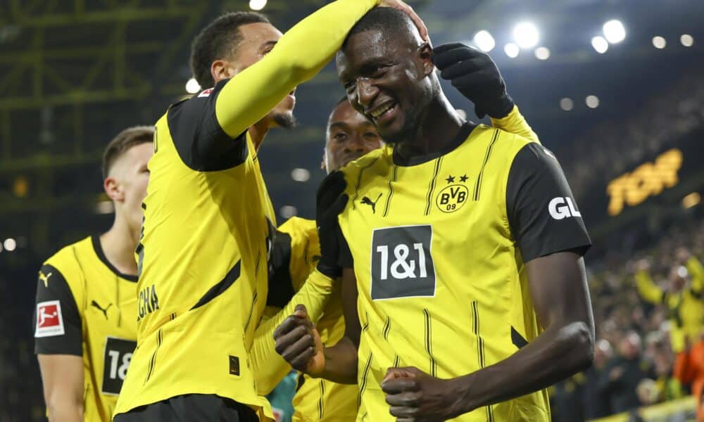 El jugador del Dortmund Serhou Guirassy (d) celebra el 2-1 durante el partido de la Bundesliga que han jugado Borussia Dortmund y RB Leipzig en Dortmund, Alemania. EFE/EPA/CHRISTOPHER NEUNDORF