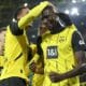 El jugador del Dortmund Serhou Guirassy (d) celebra el 2-1 durante el partido de la Bundesliga que han jugado Borussia Dortmund y RB Leipzig en Dortmund, Alemania. EFE/EPA/CHRISTOPHER NEUNDORF