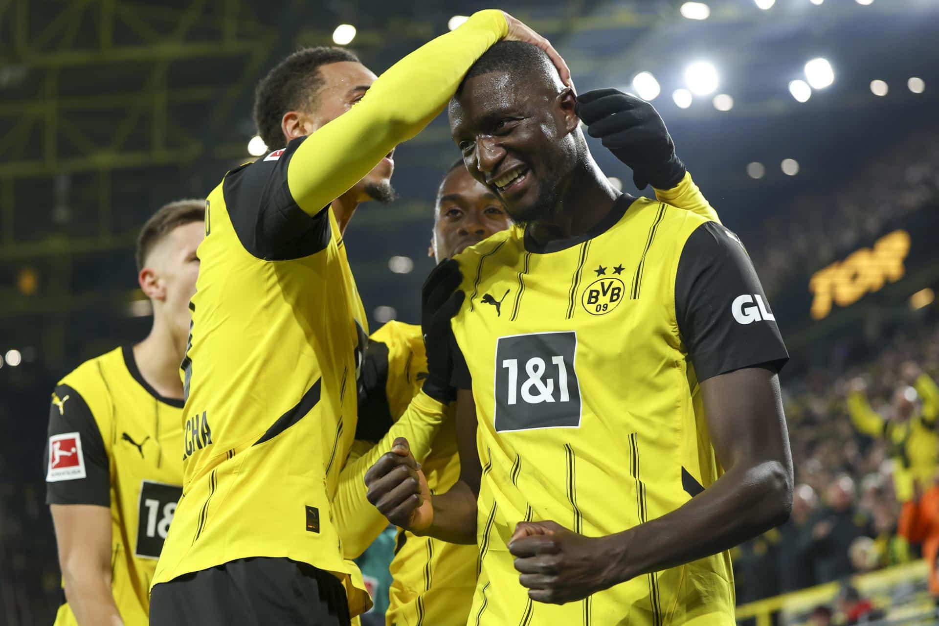 El jugador del Dortmund Serhou Guirassy (d) celebra el 2-1 durante el partido de la Bundesliga que han jugado Borussia Dortmund y RB Leipzig en Dortmund, Alemania. EFE/EPA/CHRISTOPHER NEUNDORF