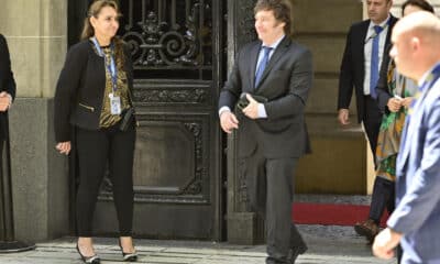 Imagen de archivo del presidente de Argentina, Javier Milei, saliendo de la sede de la Cancillería de su país. EFE/Matias Martín Campaya