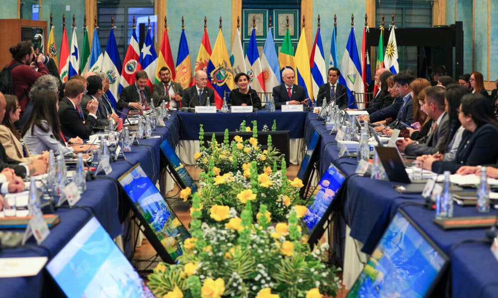 Fotografía de la canciller de Ecuador, Gabriela Sommerfeld (c), en una reunión previa a la XXIX Cumbre Iberoamericana de Jefes de Estado y de Gobierno, en Cuenca (Ecuador). EFE/José Jácome