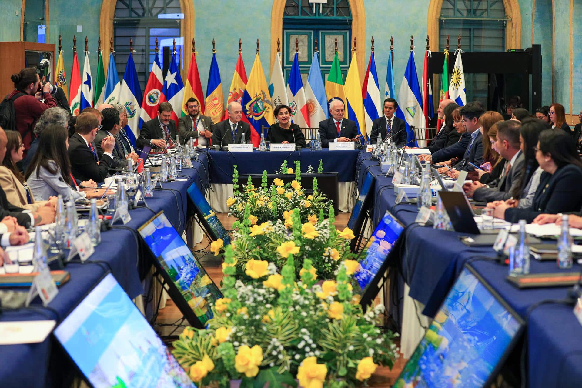 Fotografía de la canciller de Ecuador, Gabriela Sommerfeld (c), en una reunión previa a la XXIX Cumbre Iberoamericana de Jefes de Estado y de Gobierno, en Cuenca (Ecuador). EFE/José Jácome