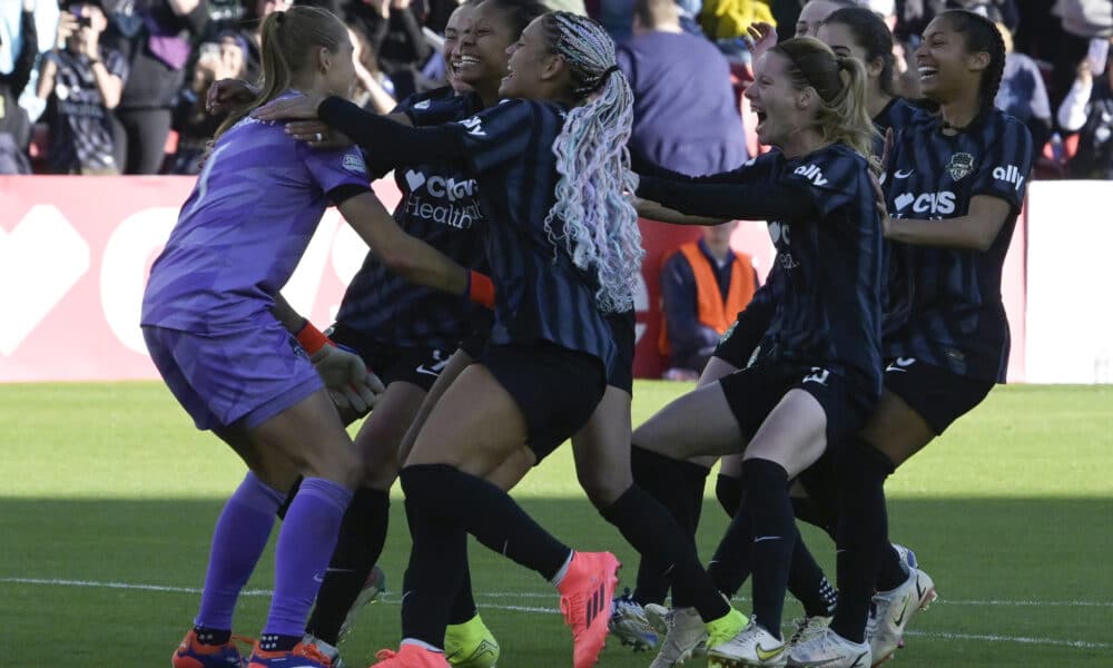 Jugadoras de Spirit celebran durante la Semifinal de la NWSL en el Estadio Campo del Audi en Washington (Estados Unidos). EFE/Lenin Nolly.