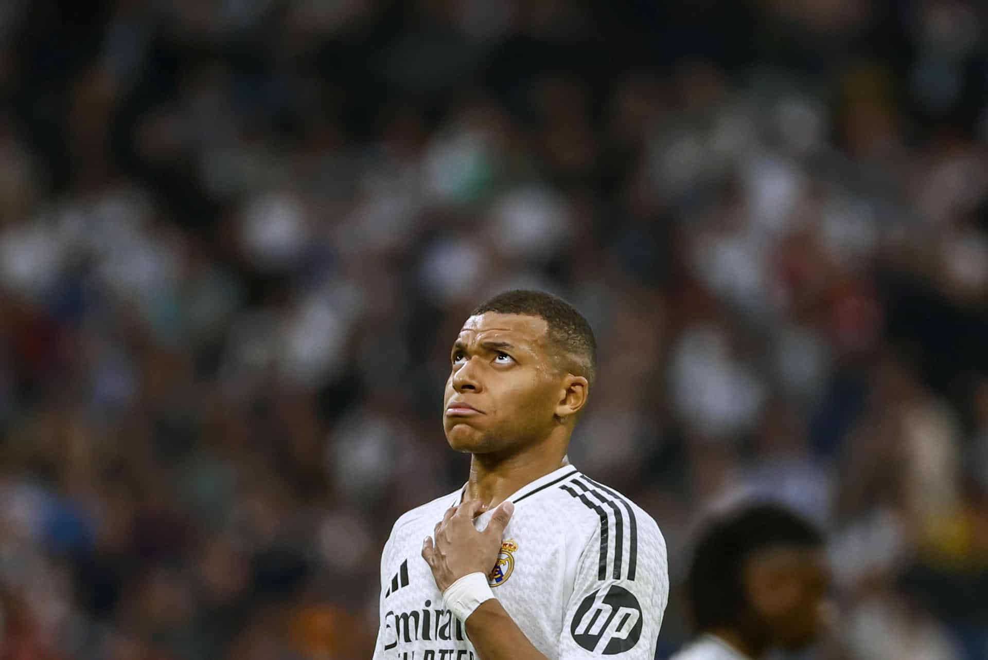 El delantero francés del Real Madrid Kylian Mbappé durante el partido de la jornada 13 de LaLiga entre Real Madrid y Osasuna, en el estadio Santiago Bernabéu en Madrid.-EFE/ Daniel González