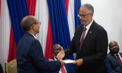 El empresario Alix Didier Fils-Aimé (d) participa en un acto de posesión como nuevo primer ministro de Haití, este lunes en Puerto Príncipe (Haití). EFE/ Johnson Sabin