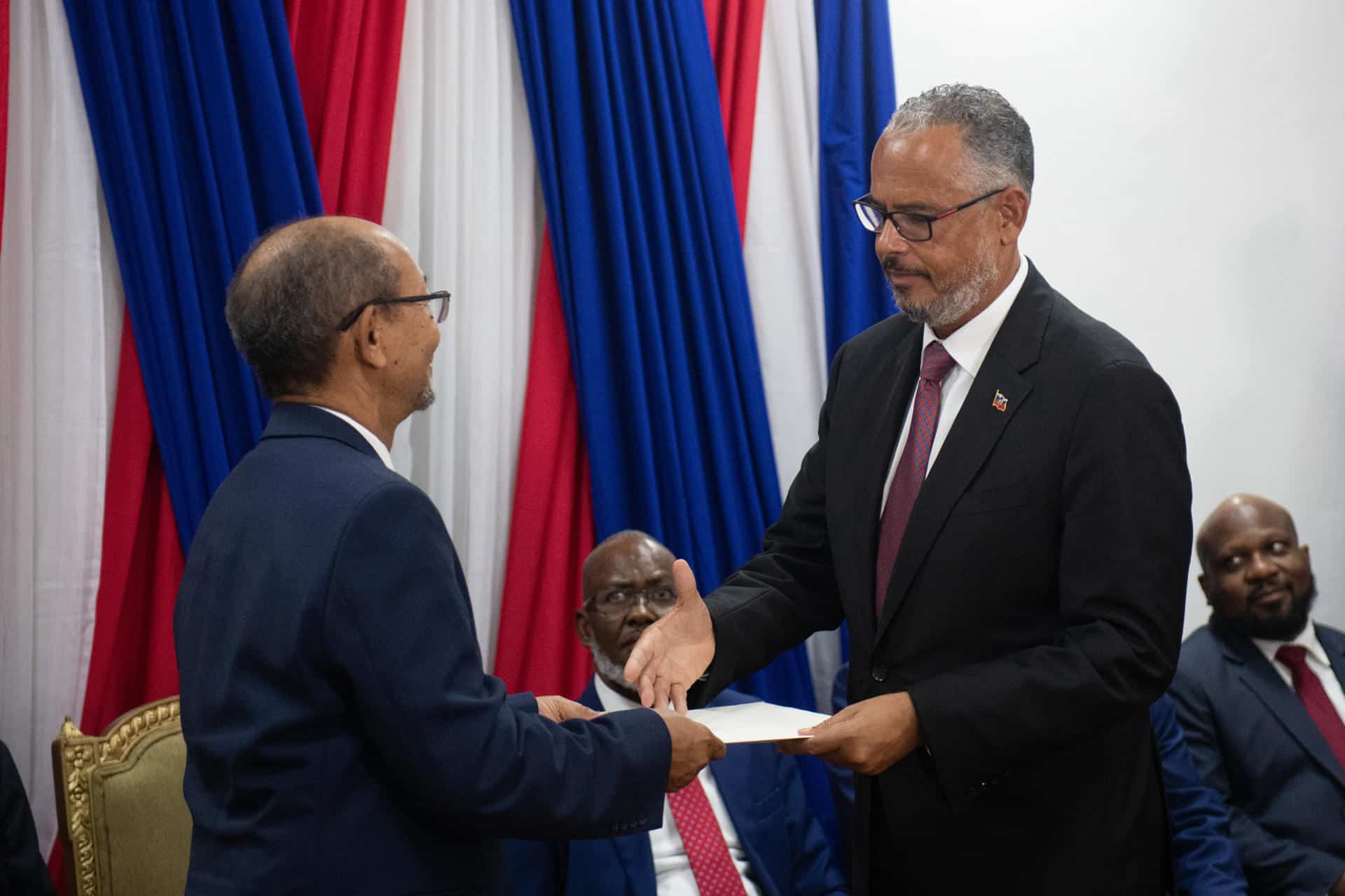 El empresario Alix Didier Fils-Aimé (d) participa en un acto de posesión como nuevo primer ministro de Haití, este lunes en Puerto Príncipe (Haití). EFE/ Johnson Sabin