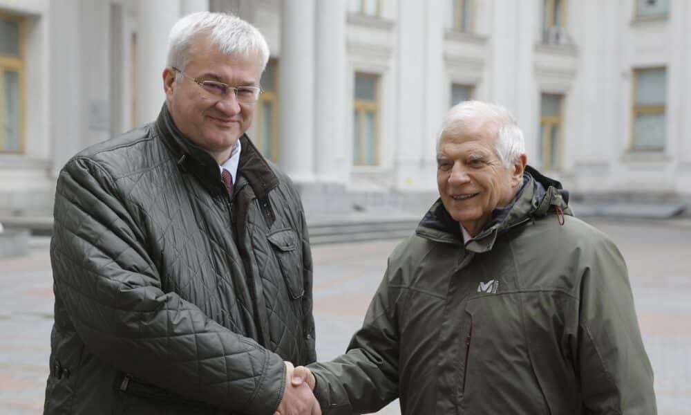 Josep Borrell (d), Alto Representante de la Unión Europea para Asuntos Exteriores y Política de Seguridad, y el ministro de Asuntos Exteriores de Ucrania, Andrii Sybiha (i), se estrechan la mano durante su reunión en el centro de Kiev, Ucrania, el 9 de noviembre de 2024.EFE/EPA/Sergey Dolzhenko