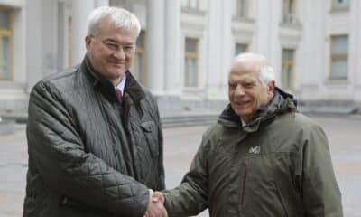 Josep Borrell (d), Alto Representante de la Unión Europea para Asuntos Exteriores y Política de Seguridad, y el ministro de Asuntos Exteriores de Ucrania, Andrii Sybiha (i), se estrechan la mano durante su reunión en el centro de Kiev, Ucrania, el 9 de noviembre de 2024.EFE/EPA/Sergey Dolzhenko