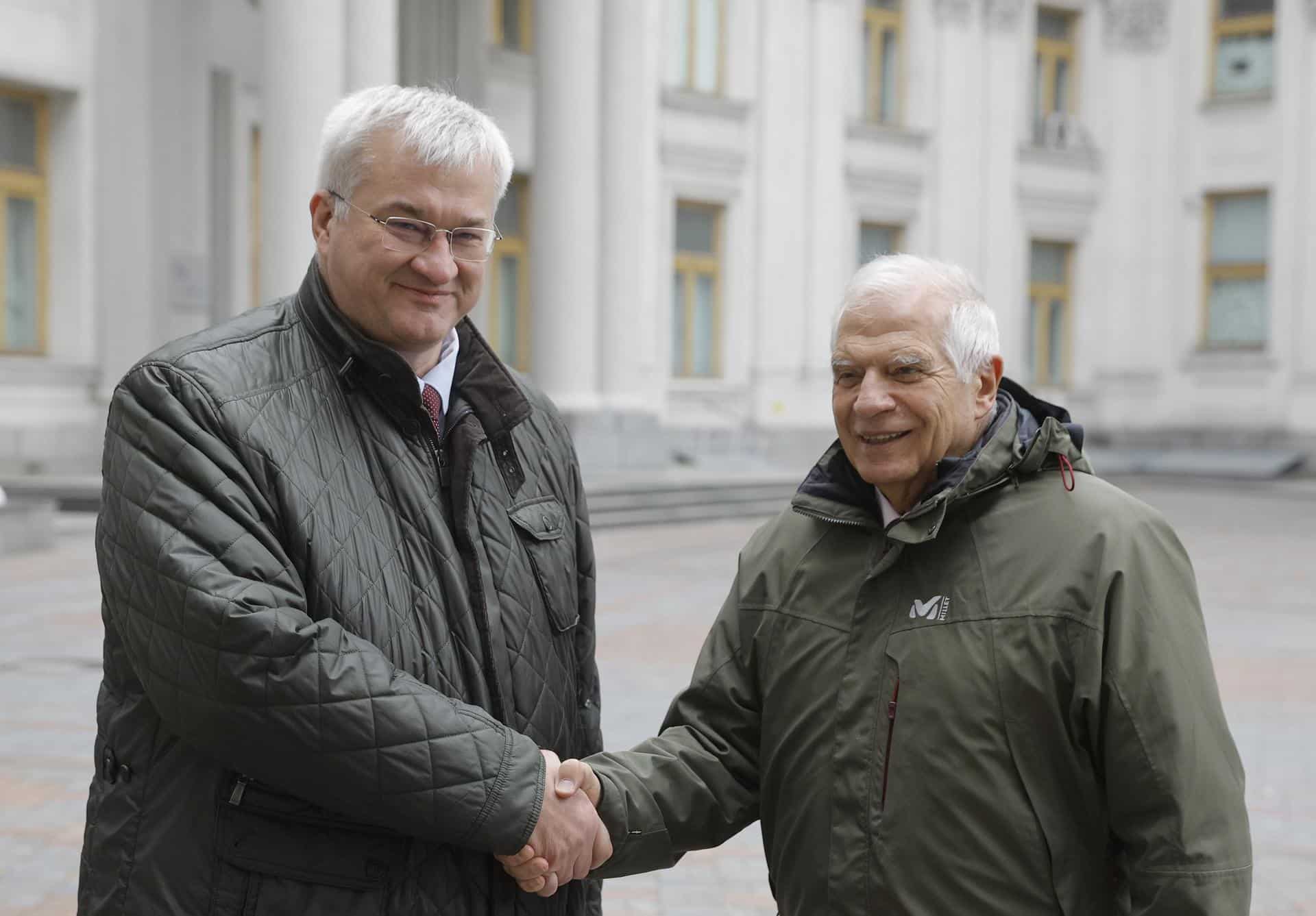 Josep Borrell (d), Alto Representante de la Unión Europea para Asuntos Exteriores y Política de Seguridad, y el ministro de Asuntos Exteriores de Ucrania, Andrii Sybiha (i), se estrechan la mano durante su reunión en el centro de Kiev, Ucrania, el 9 de noviembre de 2024.EFE/EPA/Sergey Dolzhenko