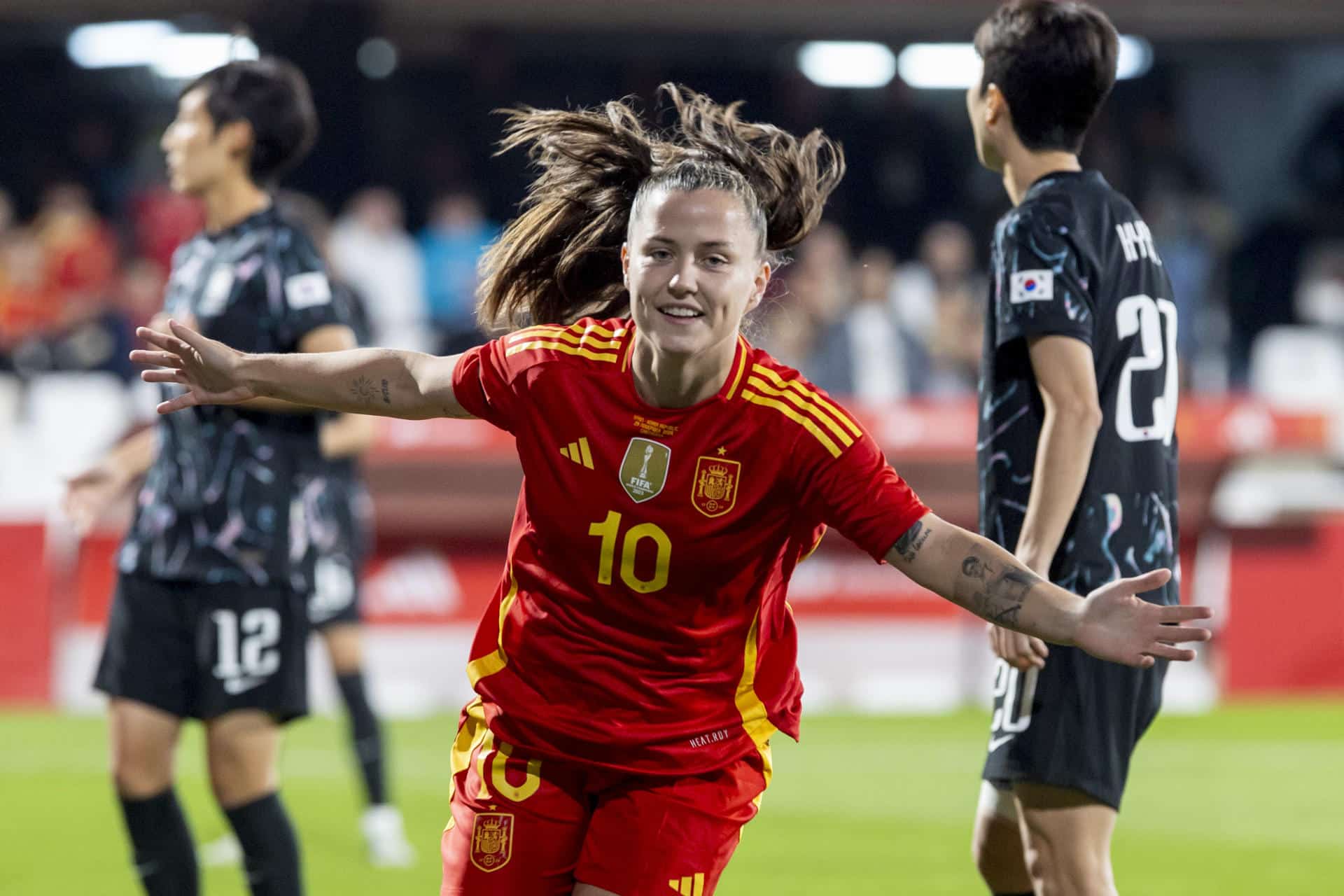 Claudia Pina celebra el primer gol. EFE/Marcial Guillén